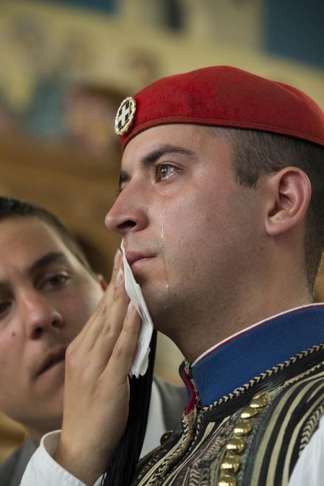 Viral: Τα δάκρυα του Εύζωνα που συγκίνησαν τους ομογενείς στην Αυστραλία [εικόνα] | iefimerida.gr 0