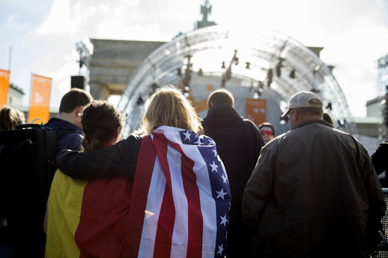 Αποθέωσαν τον Ομπάμα στο Βερολίνο -Συναντήθηκε με τη Μέρκελ, μίλησε δημοσίως [εικόνες & βίντεο] | iefimerida.gr 11