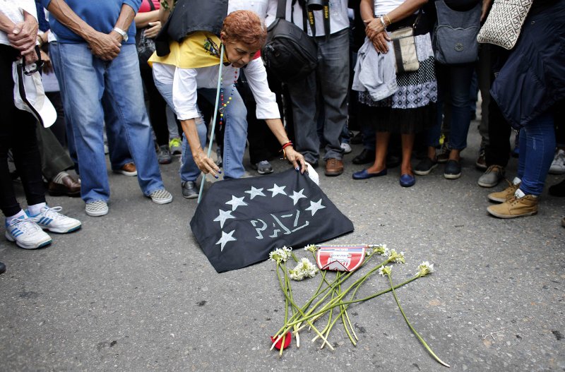 Βενεζουέλα: Αστυνομικοί χτυπούν εξ επαφής με καπνογόνο διαδηλωτή, που σωριάζεται νεκρός! [βίντεο]  | iefimerida.gr 4