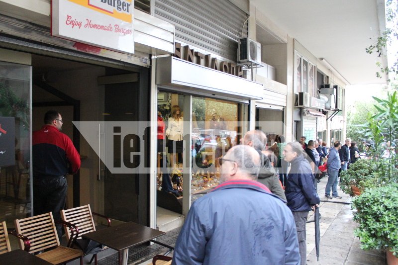 Συναγερμός στην Πυροσβεστική από φωτιά σε ταχυφαγείο στο κέντρο της Αθήνας [εικόνες] | iefimerida.gr 1