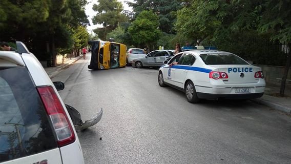 Ανετράπη σχολικό λεωφορείο στα Βριλήσσια [εικόνες] | iefimerida.gr 1