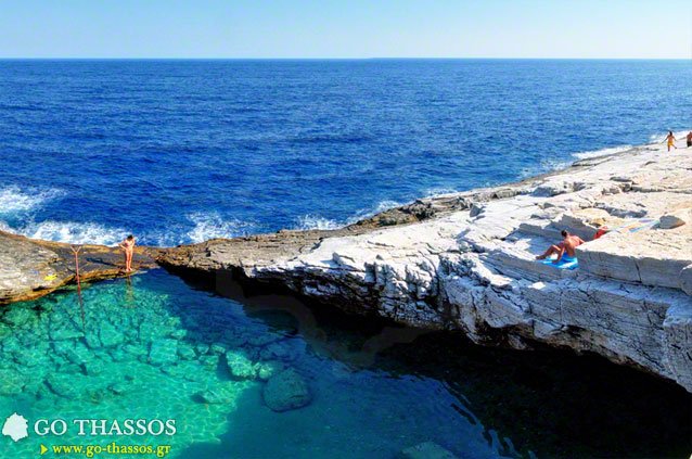 Γκιόλα: Η φυσική πισίνα που τη χωρίζει ένας βράχος από τη θάλασσα, στη Θάσο [εικόνες & βίντεο] | iefimerida.gr 1