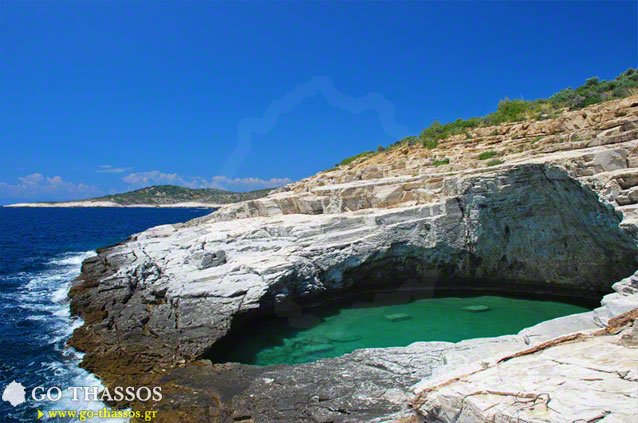 Γκιόλα: Η φυσική πισίνα που τη χωρίζει ένας βράχος από τη θάλασσα, στη Θάσο [εικόνες & βίντεο] | iefimerida.gr 2