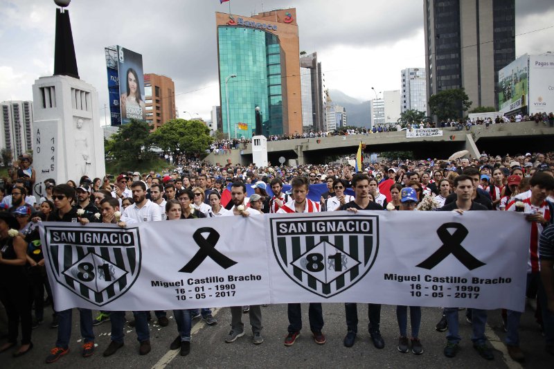 Βενεζουέλα: Αστυνομικοί χτυπούν εξ επαφής με καπνογόνο διαδηλωτή, που σωριάζεται νεκρός! [βίντεο]  | iefimerida.gr 2