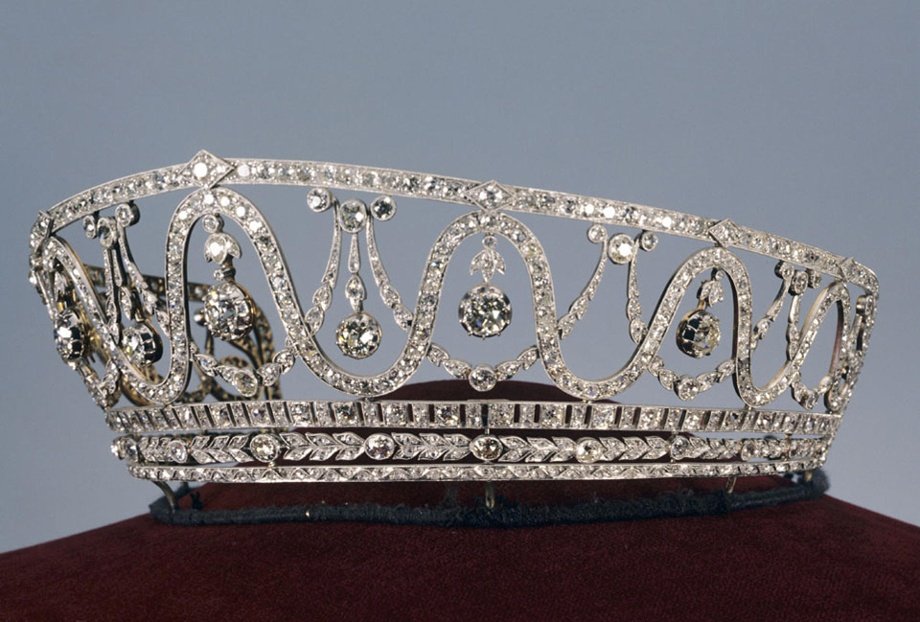 Εκλεψαν τιάρα 1,3 εκατ. ευρώ με 367 διαμάντια από Κρατικό Μουσείο της Γερμανίας [εικόνα]  | iefimerida.gr 0