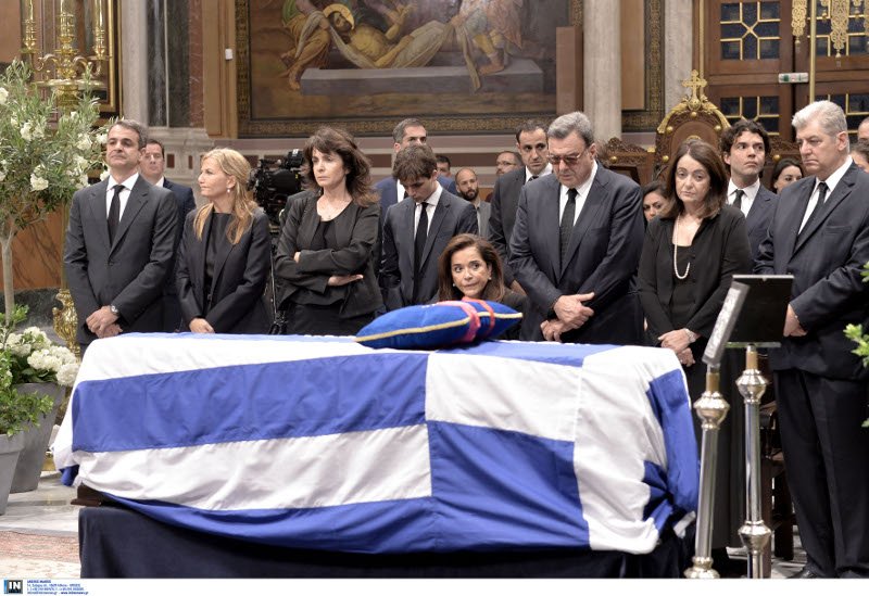 Κυριάκος Μητσοτάκης και Μαρέβα, μαζί με τον γιο τους, αποχαιρετούν τον επίτιμο της ΝΔ [εικόνες] | iefimerida.gr 4