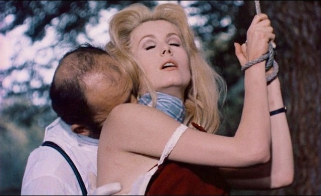 Πώς μια ταινία με την Κατρίν Ντενέβ έχτισε τον μύθο της Παριζιάνας [εικόνες] | iefimerida.gr 8