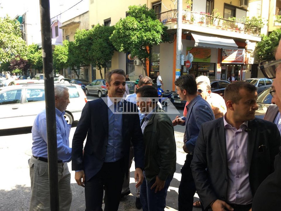 Ο Μητσοτάκης σε καφενείο με συνταξιούχους στην Καλλιθέα: «Θέλω τα παιδιά σας να βρουν δουλειά» [εικόνες] | iefimerida.gr 0