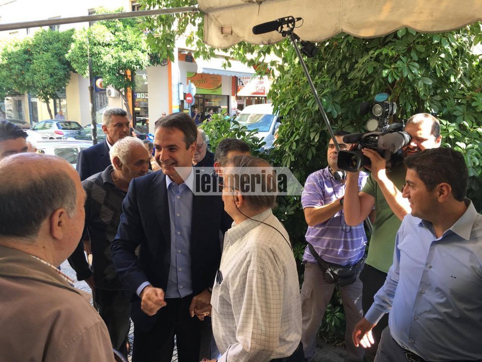 Ο Μητσοτάκης σε καφενείο με συνταξιούχους στην Καλλιθέα: «Θέλω τα παιδιά σας να βρουν δουλειά» [εικόνες] | iefimerida.gr 1