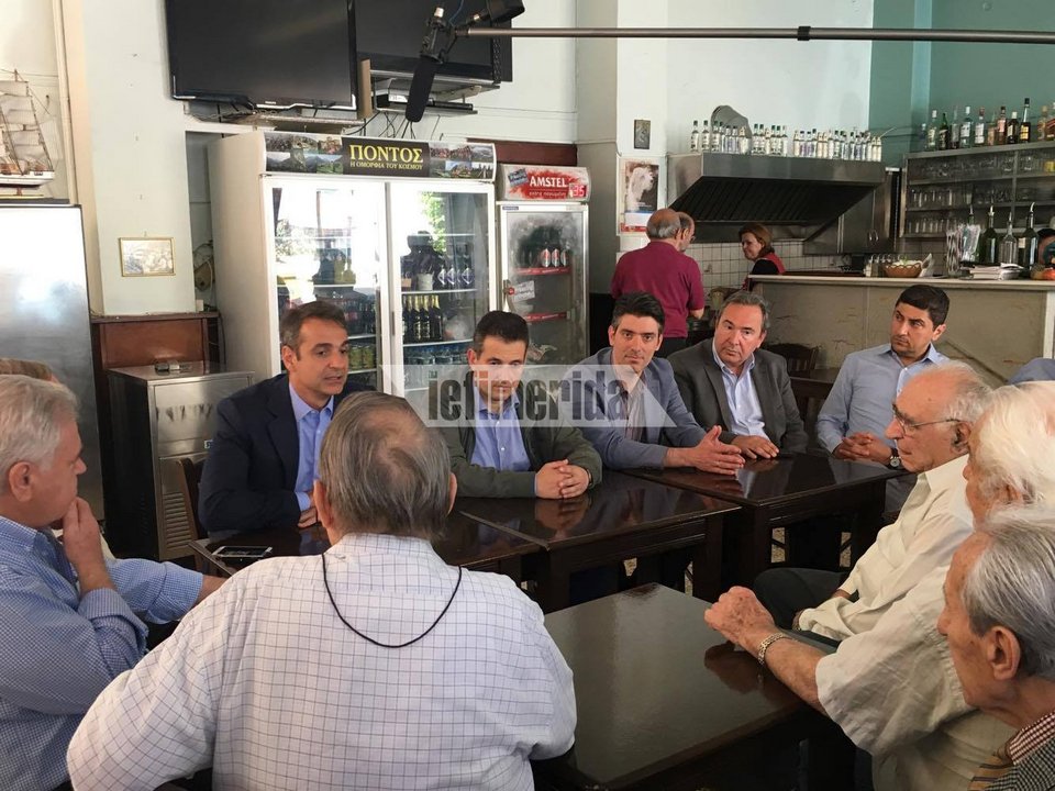 Ο Μητσοτάκης σε καφενείο με συνταξιούχους στην Καλλιθέα: «Θέλω τα παιδιά σας να βρουν δουλειά» [εικόνες] | iefimerida.gr 4