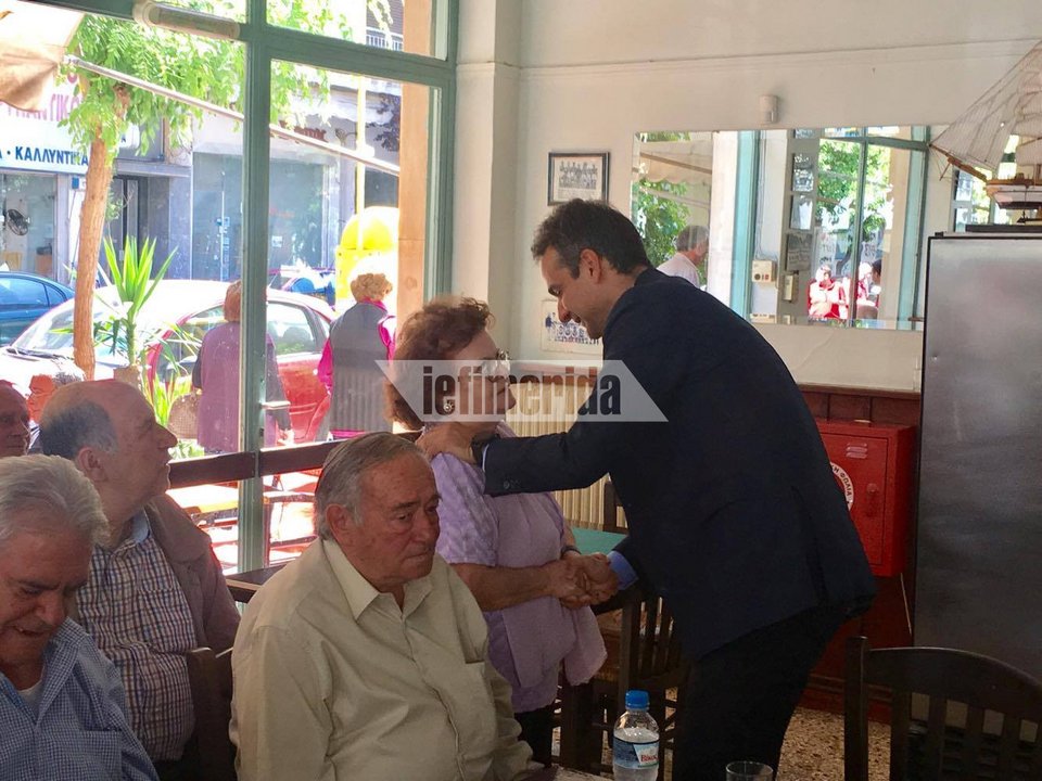 Ο Μητσοτάκης σε καφενείο με συνταξιούχους στην Καλλιθέα: «Θέλω τα παιδιά σας να βρουν δουλειά» [εικόνες] | iefimerida.gr 5