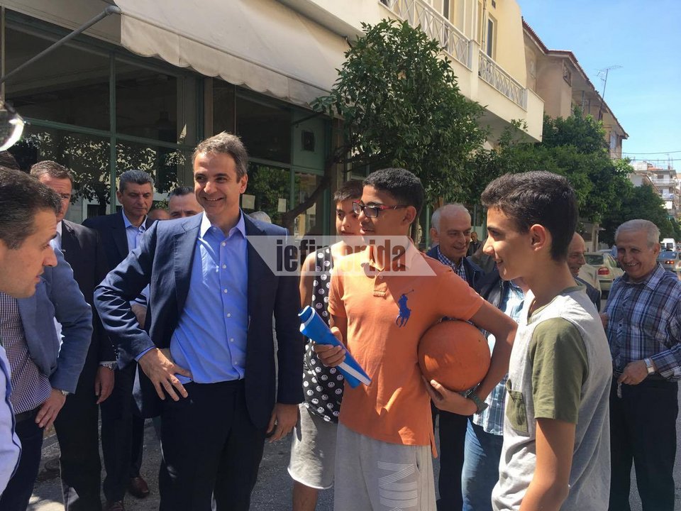 Ο Μητσοτάκης σε καφενείο με συνταξιούχους στην Καλλιθέα: «Θέλω τα παιδιά σας να βρουν δουλειά» [εικόνες] | iefimerida.gr 6