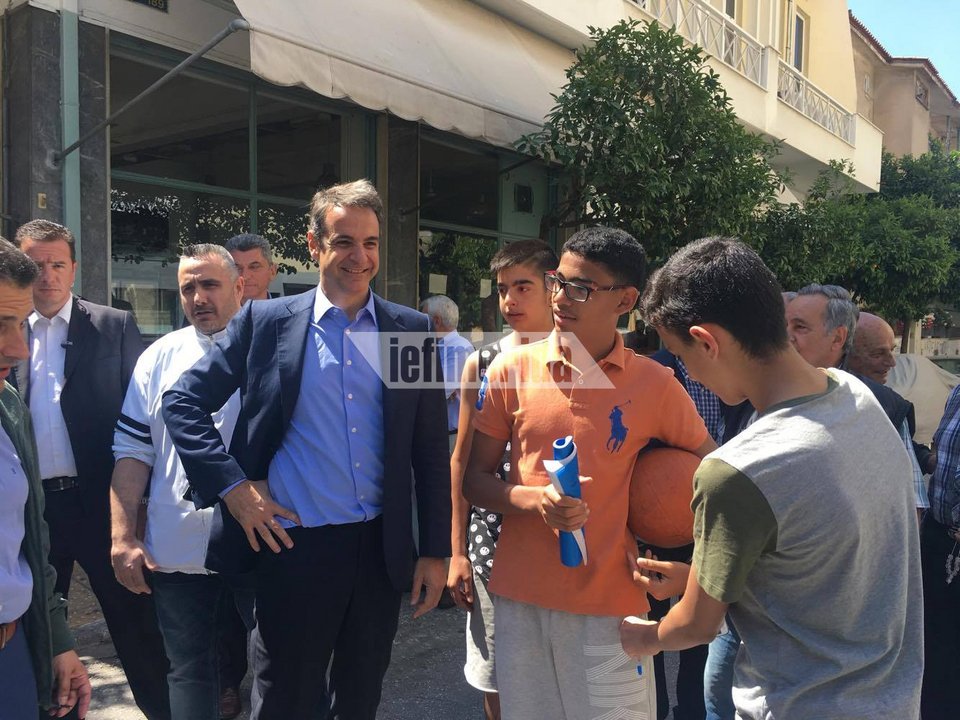 Ο Μητσοτάκης σε καφενείο με συνταξιούχους στην Καλλιθέα: «Θέλω τα παιδιά σας να βρουν δουλειά» [εικόνες] | iefimerida.gr 7