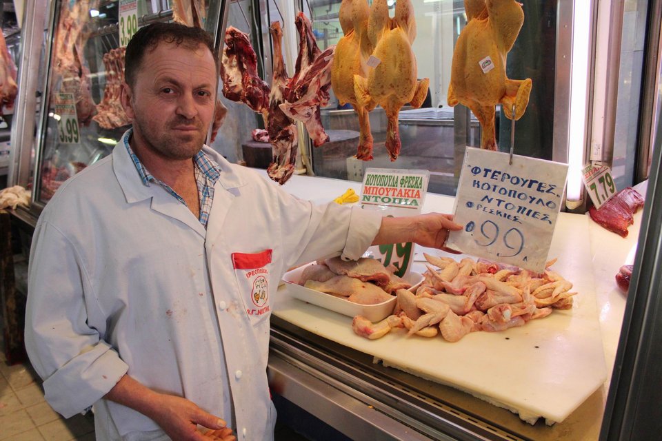 «Χύμα», κατεψυγμένα και φτερούγες αντί για κοτόπουλο αγοράζουν οι καταναλωτές, λόγω κρίσης [εικόνες] | iefimerida.gr 5
