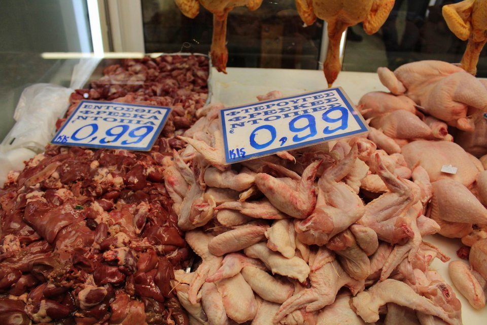 «Χύμα», κατεψυγμένα και φτερούγες αντί για κοτόπουλο αγοράζουν οι καταναλωτές, λόγω κρίσης [εικόνες] | iefimerida.gr 6