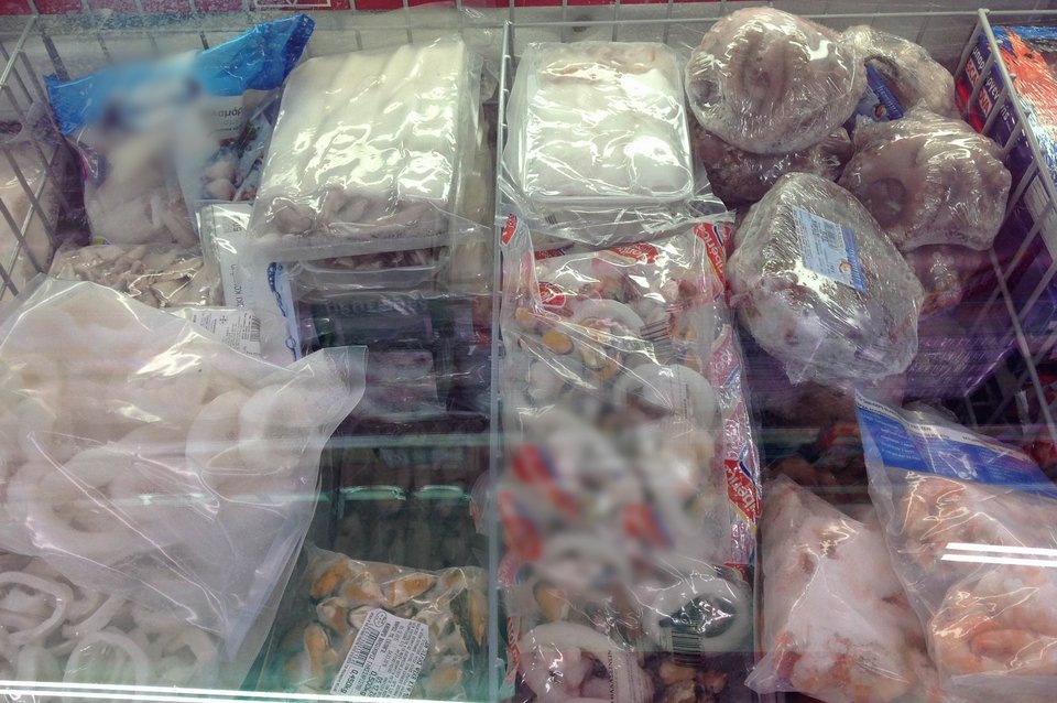 «Χύμα», κατεψυγμένα και φτερούγες αντί για κοτόπουλο αγοράζουν οι καταναλωτές, λόγω κρίσης [εικόνες] | iefimerida.gr 0