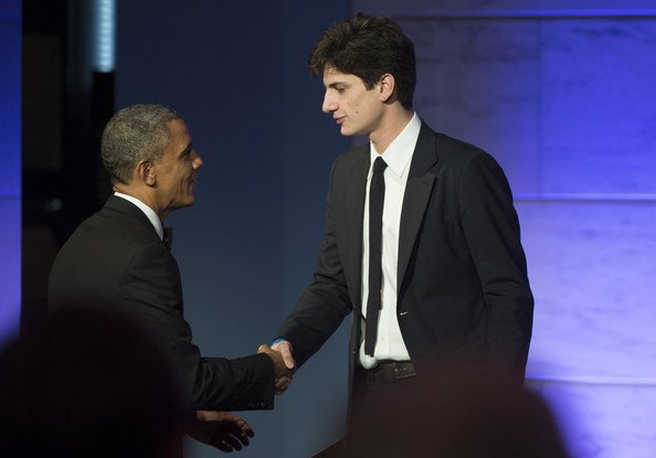 Ο όμορφος εγγονός των Κένεντι που θέλει να αναστηλώσει τη δυναστεία [εικόνες] | iefimerida.gr 3