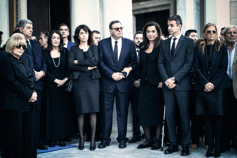 Κυριάκος Μητσοτάκης και Μαρέβα, μαζί με τον γιο τους, αποχαιρετούν τον επίτιμο της ΝΔ [εικόνες] | iefimerida.gr 3