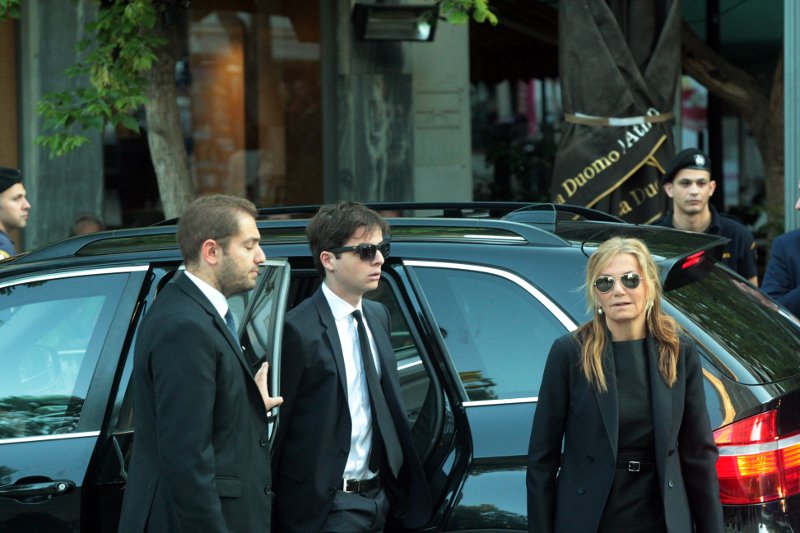 Κυριάκος Μητσοτάκης και Μαρέβα, μαζί με τον γιο τους, αποχαιρετούν τον επίτιμο της ΝΔ [εικόνες] | iefimerida.gr 1