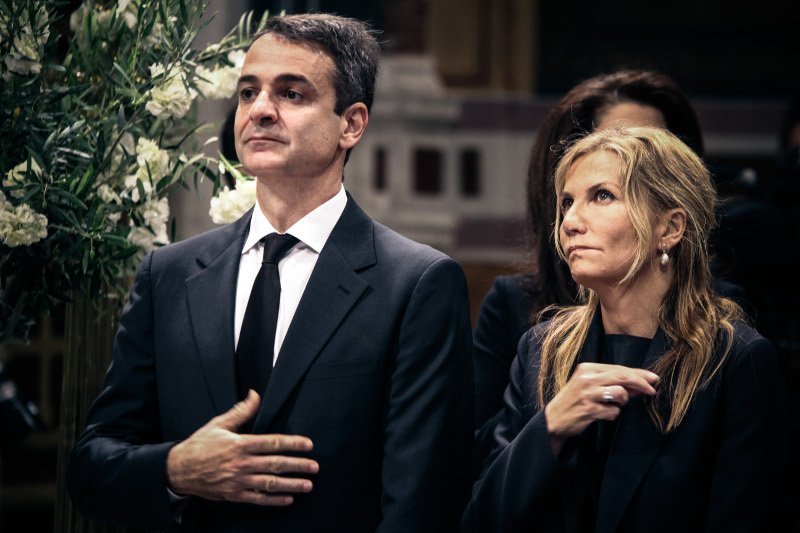 Κυριάκος Μητσοτάκης και Μαρέβα, μαζί με τον γιο τους, αποχαιρετούν τον επίτιμο της ΝΔ [εικόνες] | iefimerida.gr 5