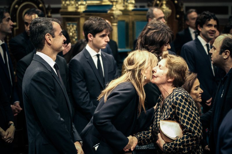 Κυριάκος Μητσοτάκης και Μαρέβα, μαζί με τον γιο τους, αποχαιρετούν τον επίτιμο της ΝΔ [εικόνες] | iefimerida.gr 6