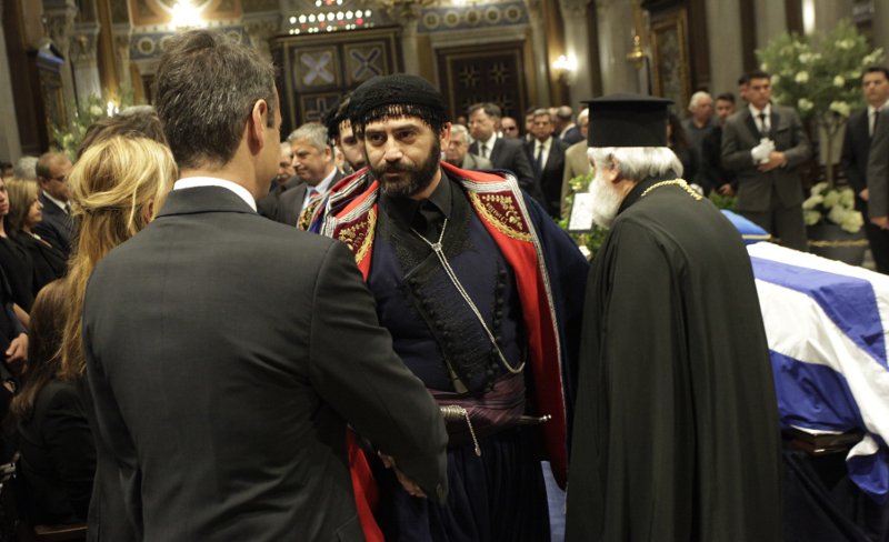 Κυριάκος Μητσοτάκης και Μαρέβα, μαζί με τον γιο τους, αποχαιρετούν τον επίτιμο της ΝΔ [εικόνες] | iefimerida.gr 7