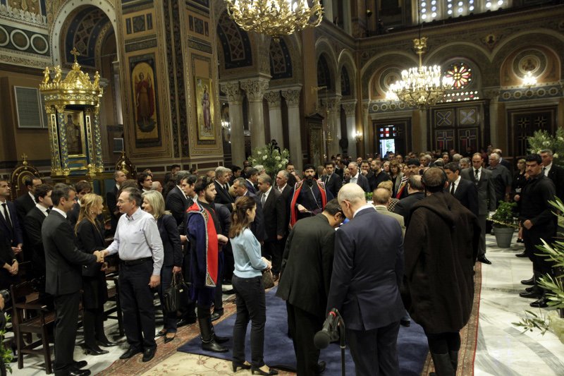 Κυριάκος Μητσοτάκης και Μαρέβα, μαζί με τον γιο τους, αποχαιρετούν τον επίτιμο της ΝΔ [εικόνες] | iefimerida.gr 9