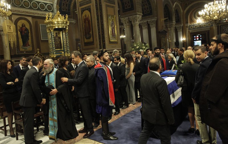 Κυριάκος Μητσοτάκης και Μαρέβα, μαζί με τον γιο τους, αποχαιρετούν τον επίτιμο της ΝΔ [εικόνες] | iefimerida.gr 10