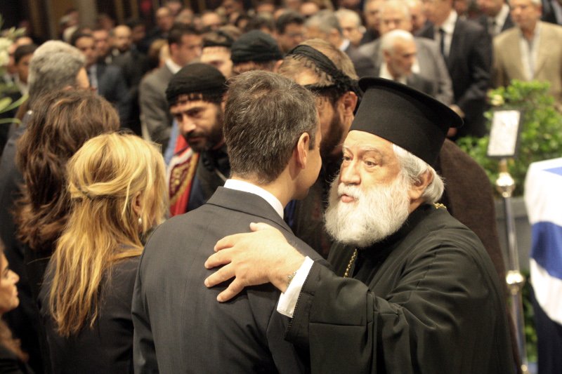 Κυριάκος Μητσοτάκης και Μαρέβα, μαζί με τον γιο τους, αποχαιρετούν τον επίτιμο της ΝΔ [εικόνες] | iefimerida.gr 11