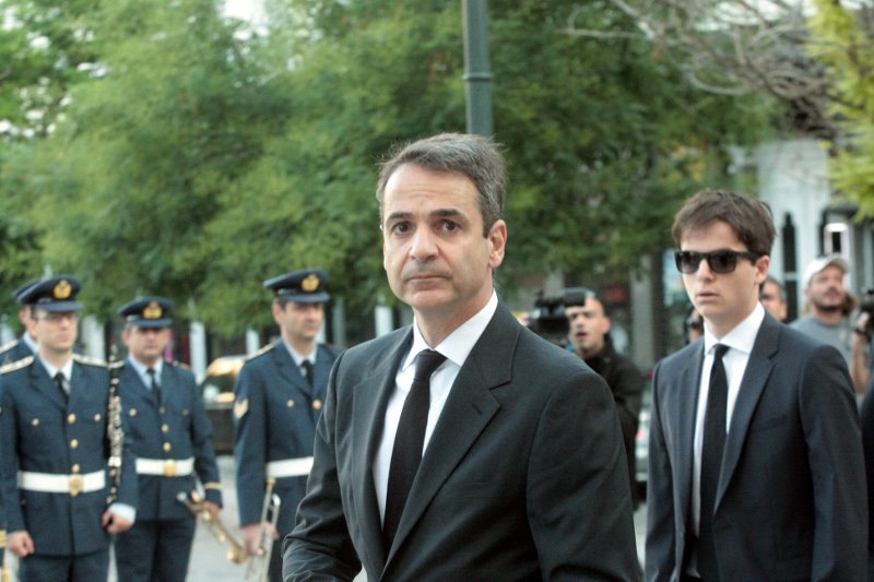 Κυριάκος Μητσοτάκης και Μαρέβα, μαζί με τον γιο τους, αποχαιρετούν τον επίτιμο της ΝΔ [εικόνες] | iefimerida.gr 0