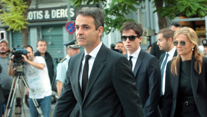 Κυριάκος Μητσοτάκης και Μαρέβα, μαζί με τον γιο τους, αποχαιρετούν τον επίτιμο της ΝΔ [εικόνες] | iefimerida.gr 2