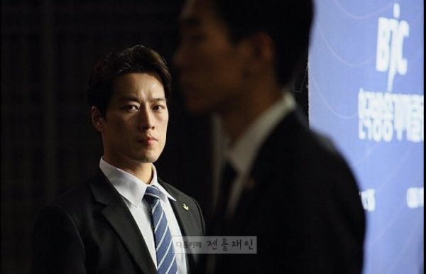 Ο κούκλος σωματοφύλακας του προέδρου της Νότιας Κορέας που έχει γίνει viral -Σαν σταρ του Χόλιγουντ [εικόνες] | iefimerida.gr 1