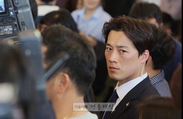 Ο κούκλος σωματοφύλακας του προέδρου της Νότιας Κορέας που έχει γίνει viral -Σαν σταρ του Χόλιγουντ [εικόνες] | iefimerida.gr 2