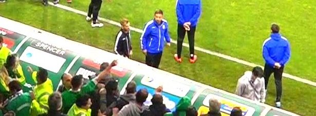 Η στιγμή που ο οπαδός του Παναθηναϊκού πετάει το κουτάκι μπύρας στο κεφάλι του Βλάνταν Ιβιτς [εικόνες] | iefimerida.gr 1