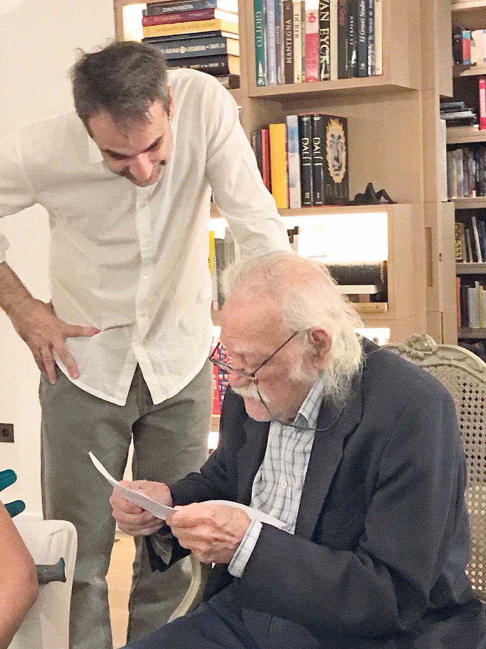 Η κίνηση του Γλέζου που συγκλόνισε τον Κυριάκο Μητσοτάκη -Χτύπησε το κουδούνι του σπιτιού του [εικόνα] | iefimerida.gr 0