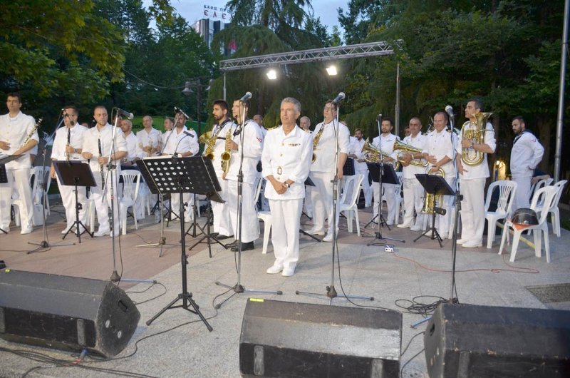 Συγκίνησε η μπάντα του Ναυτικού στη Λάρισα – Αφιέρωσε τραγούδι στους νεκρούς του Χιούι [εικόνες & βίντεο] | iefimerida.gr 0