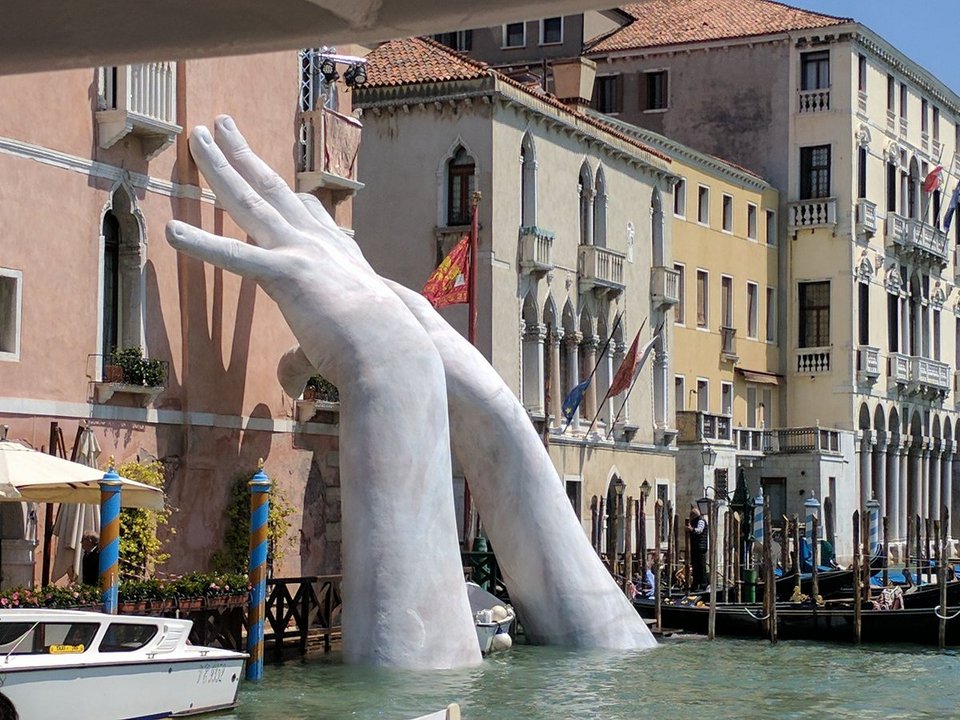 Ο γιος του Αντονι Κουίν εγκατέστησε ένα έργο που σόκαρε τη Βενετία [εικόνες] | iefimerida.gr 4
