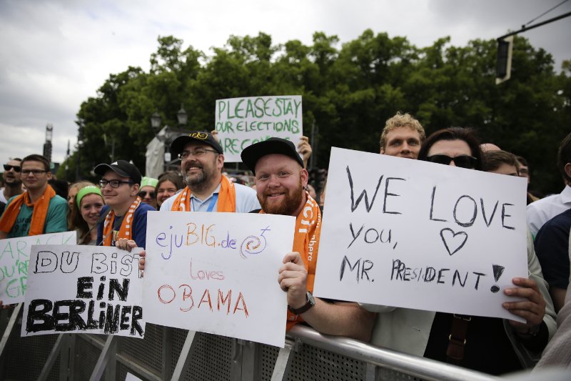 Αποθέωσαν τον Ομπάμα στο Βερολίνο -Συναντήθηκε με τη Μέρκελ, μίλησε δημοσίως [εικόνες & βίντεο] | iefimerida.gr 0