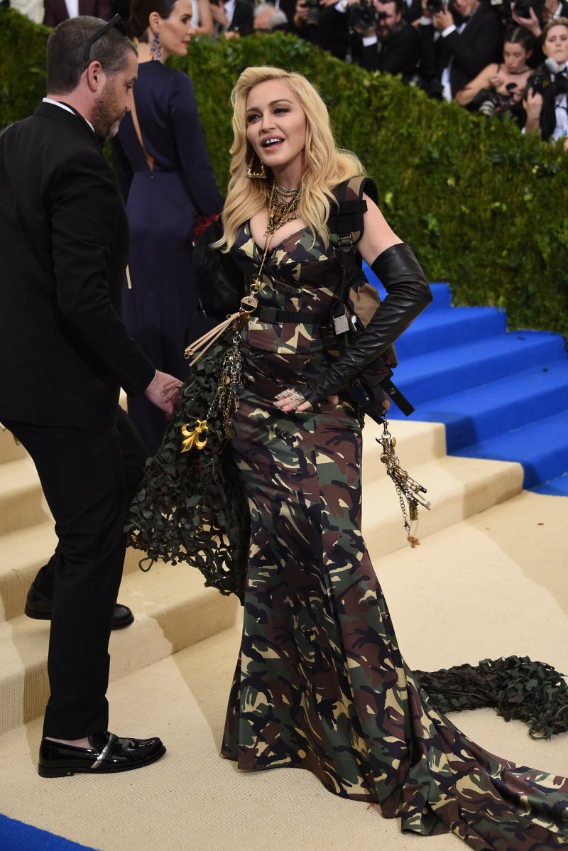 Met Gala: Η Μαντόνα σόκαρε με σιδεράκια από διαμάντια [εικόνες] | iefimerida.gr 6