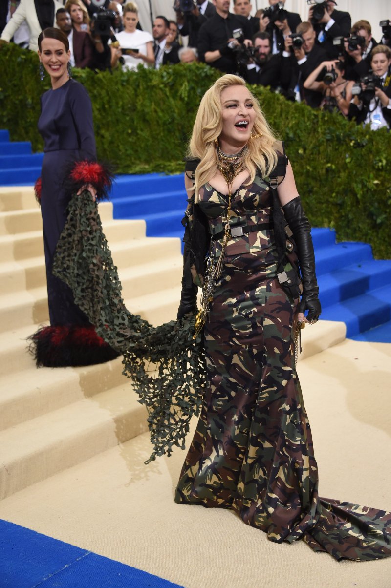 Met Gala: Η Μαντόνα σόκαρε με σιδεράκια από διαμάντια [εικόνες] | iefimerida.gr 8