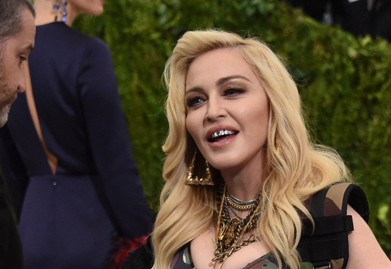 Met Gala: Η Μαντόνα σόκαρε με σιδεράκια από διαμάντια [εικόνες] | iefimerida.gr 0