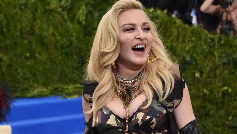 Met Gala: Η Μαντόνα σόκαρε με σιδεράκια από διαμάντια [εικόνες] | iefimerida.gr 1