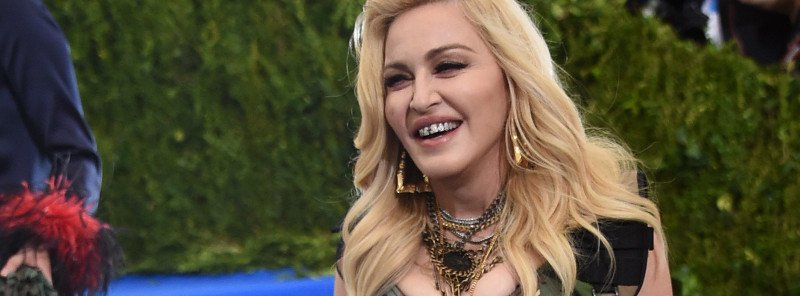 Met Gala: Η Μαντόνα σόκαρε με σιδεράκια από διαμάντια [εικόνες] | iefimerida.gr 2