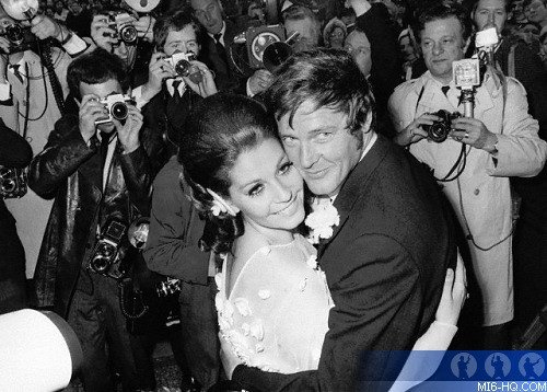 Οι 4 θυελλώδεις έρωτες του Ρότζερ Μουρ -Η γυναίκα που του έσπασε μια κιθάρα στο κεφάλι [εικόνες] | iefimerida.gr 2