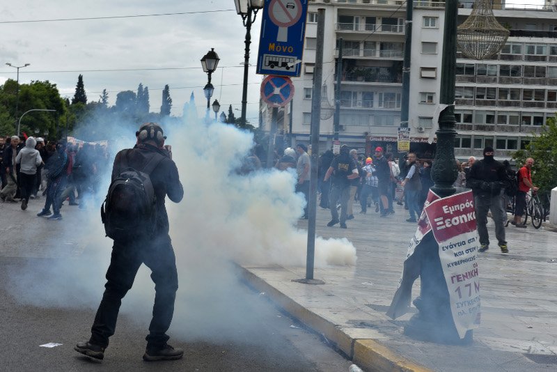 Με νέα όπλα οι αντιεξουσιαστές εναντίον των ΜΑΤ: Εκτόξευσαν πάνω από 25 φονικά πυροτεχνήματα κατά ριπάς [εικόνες] | iefimerida.gr 0
