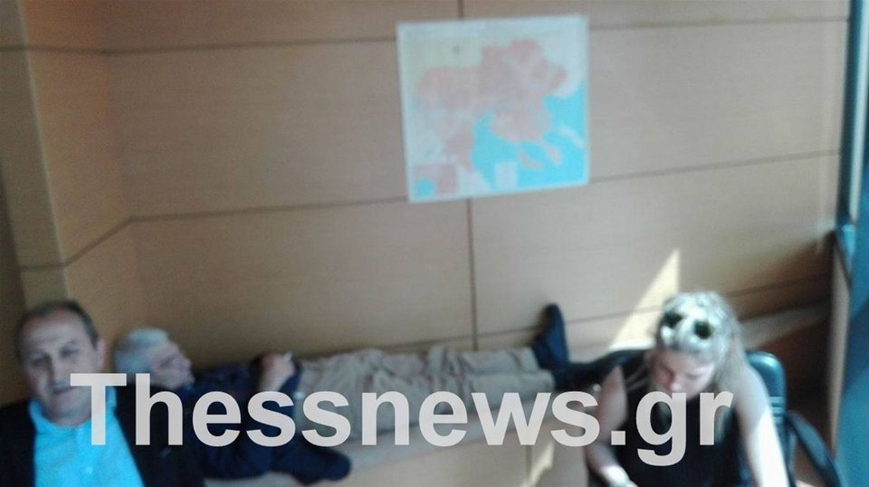 Πάλι κοιμήθηκε στο δημαρχείο ο Μπουτάρης- Ολες οι φορές που τον «έπιασε» ο φακός να κοιμάται δημόσια [εικόνες] | iefimerida.gr 0