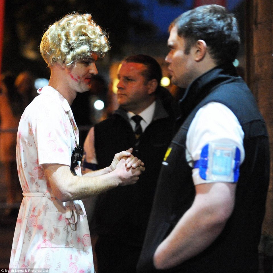 Ξέφυγαν πάλι οι Αγγλοι: Είχαν αργία και άρχισαν τα όργια στους δρόμους -Μεθυσμένοι σε έξαλλη κατάσταση [εικόνες] | iefimerida.gr 5