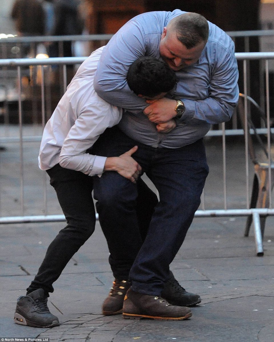 Ξέφυγαν πάλι οι Αγγλοι: Είχαν αργία και άρχισαν τα όργια στους δρόμους -Μεθυσμένοι σε έξαλλη κατάσταση [εικόνες] | iefimerida.gr 3