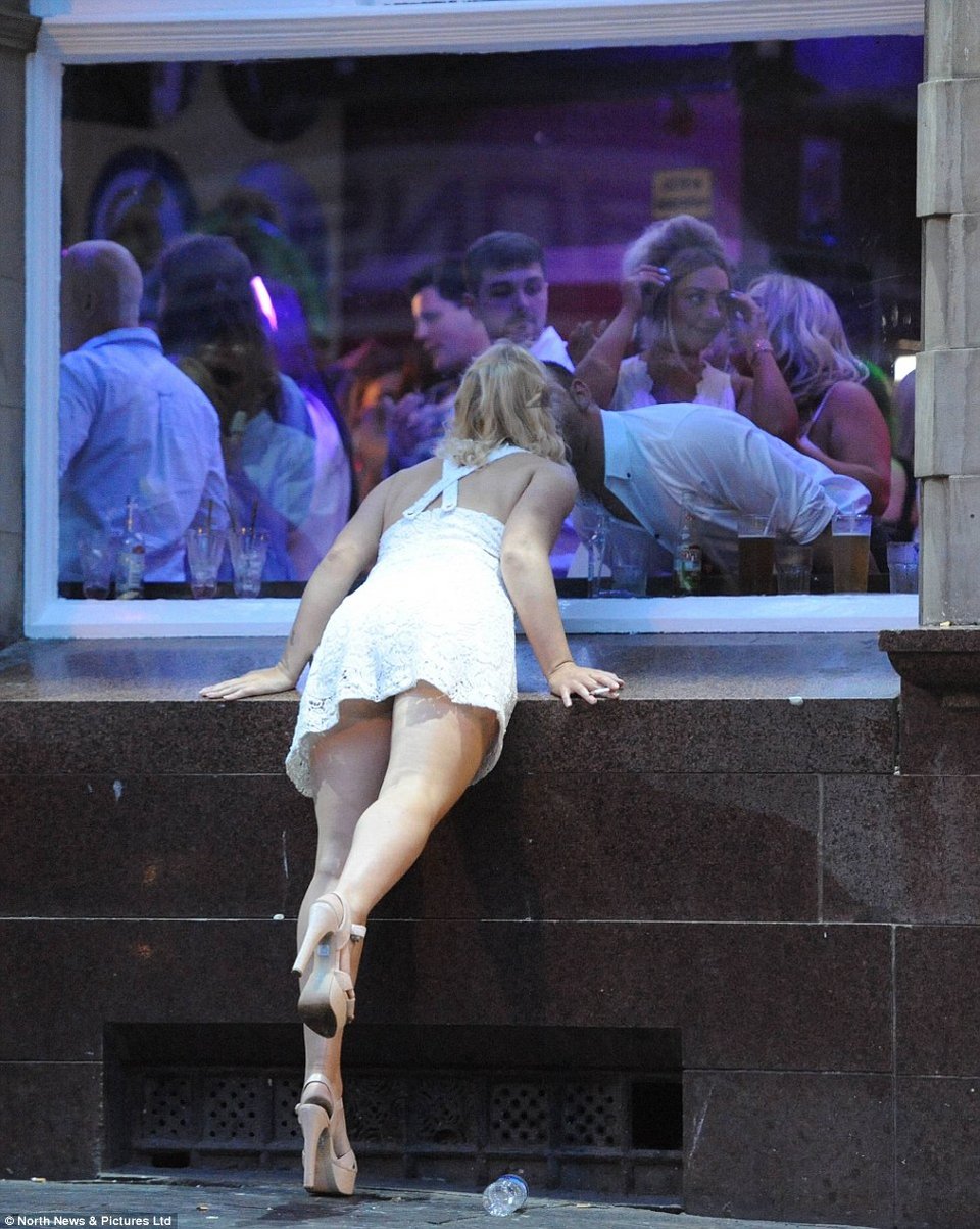 Ξέφυγαν πάλι οι Αγγλοι: Είχαν αργία και άρχισαν τα όργια στους δρόμους -Μεθυσμένοι σε έξαλλη κατάσταση [εικόνες] | iefimerida.gr 0