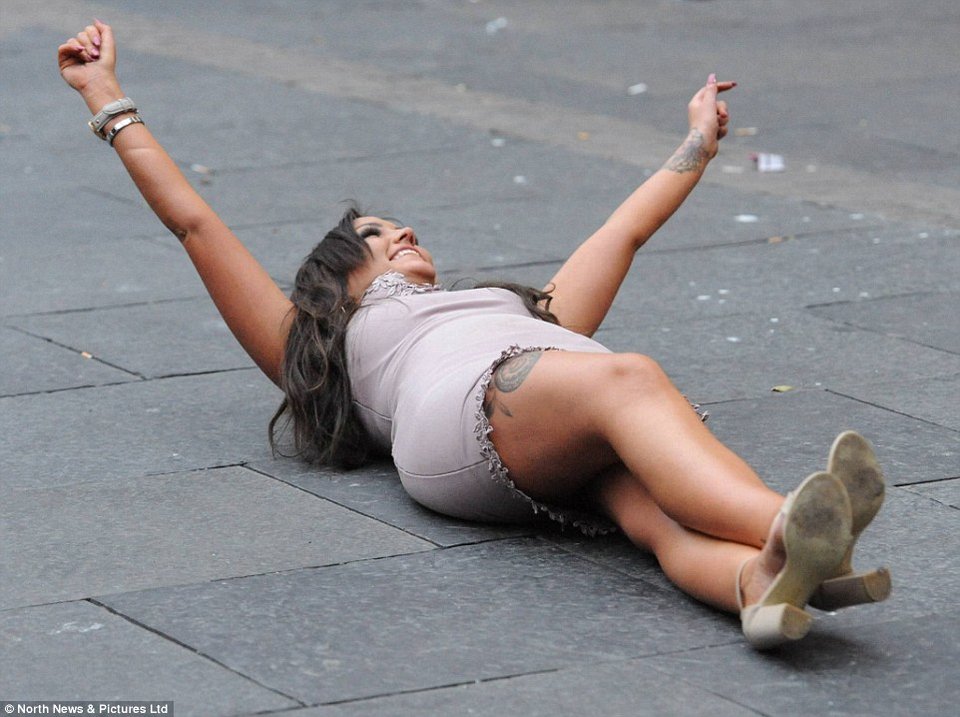 Ξέφυγαν πάλι οι Αγγλοι: Είχαν αργία και άρχισαν τα όργια στους δρόμους -Μεθυσμένοι σε έξαλλη κατάσταση [εικόνες] | iefimerida.gr 1